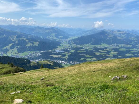 Mit der Auffahrt zum Kitzbüheler Horn überblickt man bereits das ganze Brixental.