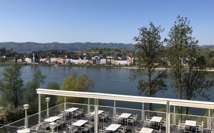 Gastgarten mit Donaublick