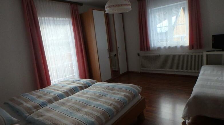 Schlafzimmer 1