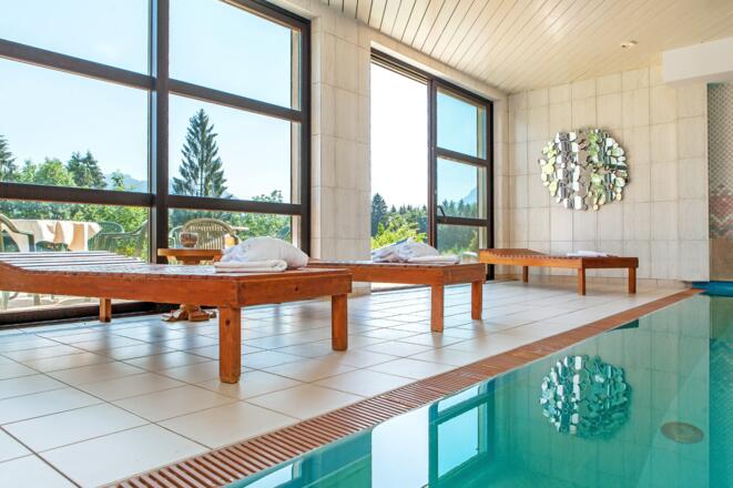 Hallenbad mit Panoramafenster