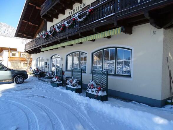 Pensionseingang mit Schnee