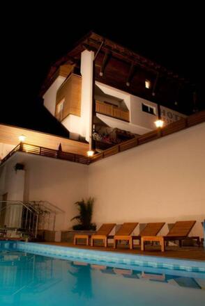 Pool bei Nacht