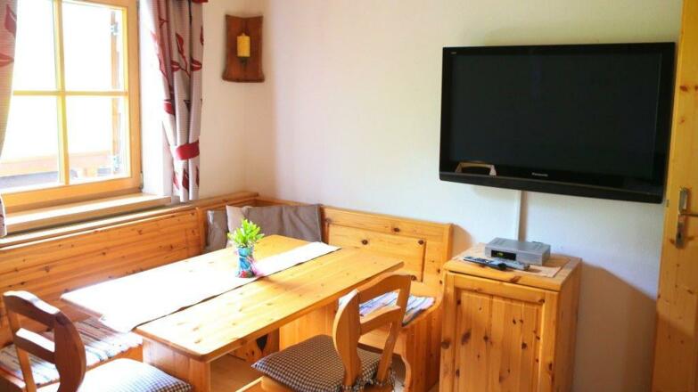 Zimmer mit Seeblick im Sommer