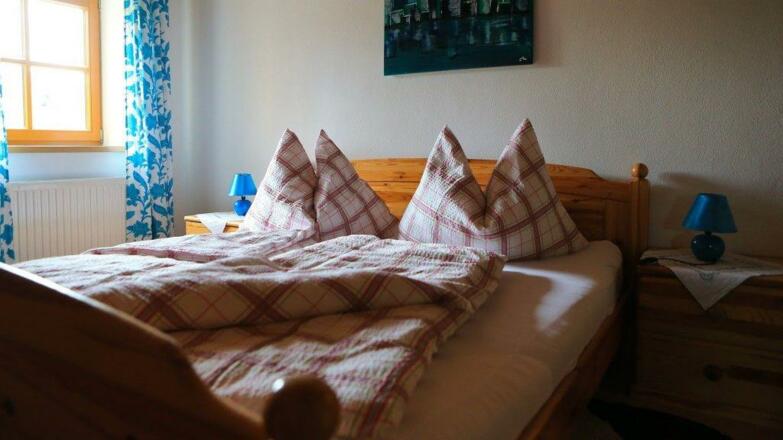 Zimmer mit Seeblick im Sommer