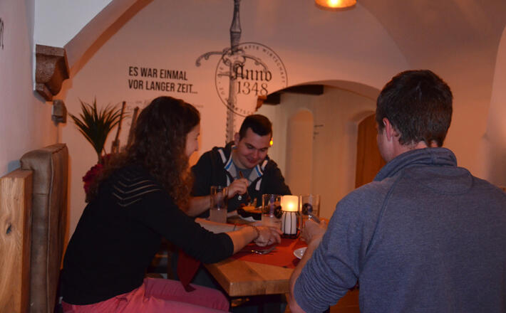 3er Gruppe beim Essen im Anno 1348