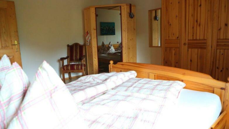 Zimmer mit Seeblick im Sommer