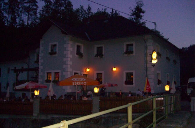 Gasthof zur Hoftaverne bei Nacht