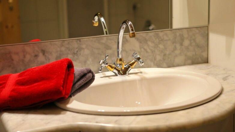 Zimmer mit Seeblick im Sommer