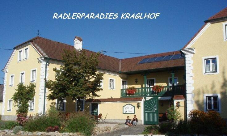 Kraglhof, Steffi und Jakob warten auf die Gäste