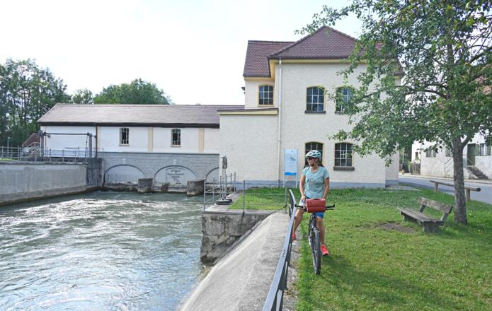 Radlerin am E-Wasserkraftwerk in Schöngeising