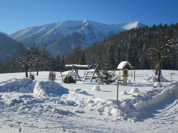 Verschneiter Spielplatz