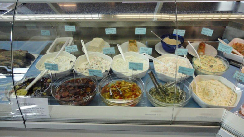 Fischerei_Ecker - Vitrine mit Salaten und Antipasti