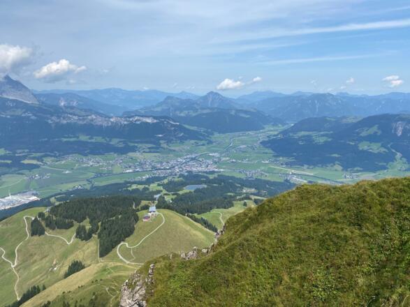 Tiefblick vom Kitzbüheler Horn zum Harschbichl und nach St. Johann i. Tirol.
