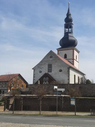 Der Wirtshausplatz mit der Kirche