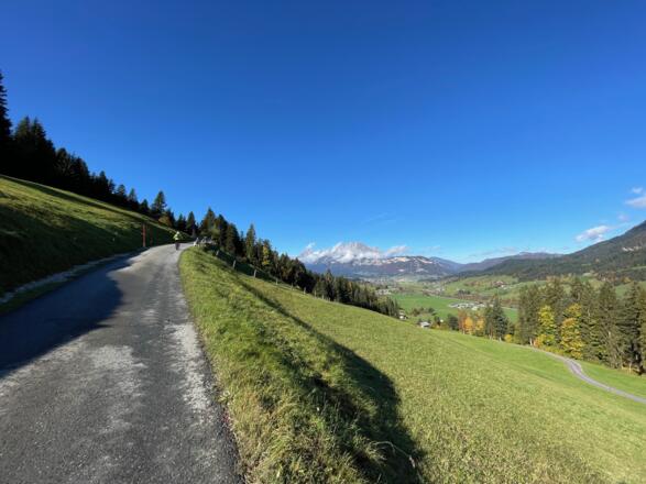 Zu Beginn geht es entlang einer Asphaltstraße bergan.