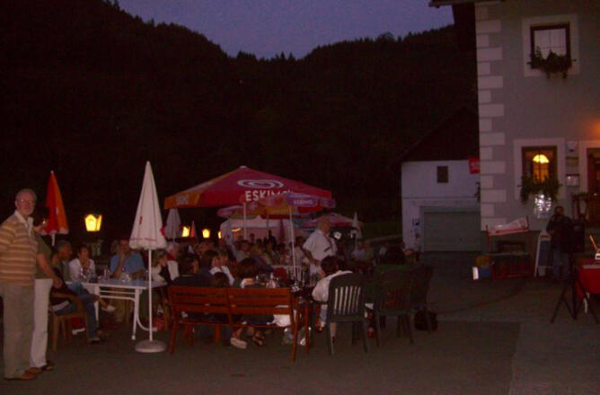 Gastgarten bei Nacht