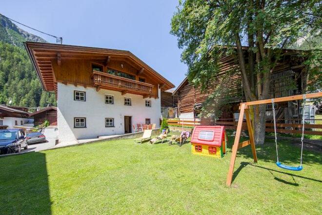 Hausansicht mit Garten