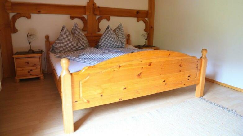 Zimmer mit Seeblick im Sommer