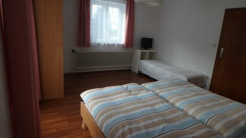 Schlafzimmer 1