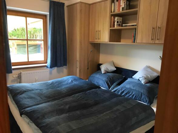 Schlafzimmer mit extra hohem Doppelbett