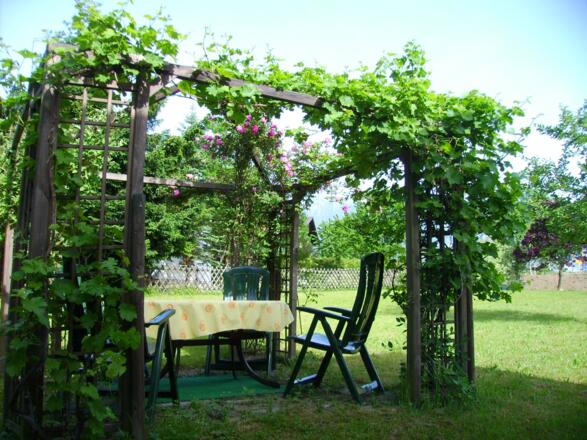 Gartenlaube mit Sitzgelegenheit
