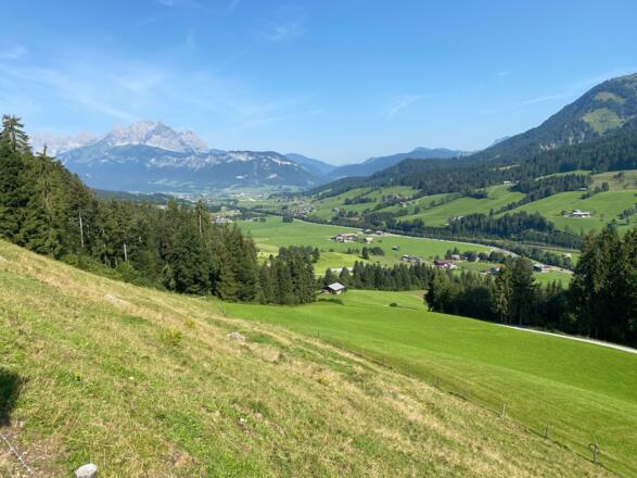 Blick hinunter in den Talboden und hinaus nach St. Johann i. T. bzw. zum Wilden Kaiser.
