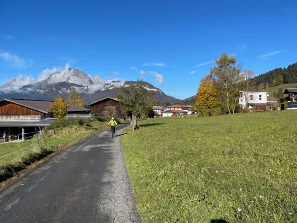 Eine wahre Genussfahrt führt von St. Johann entlang des Radweges in Richtung Fieberbrunn.