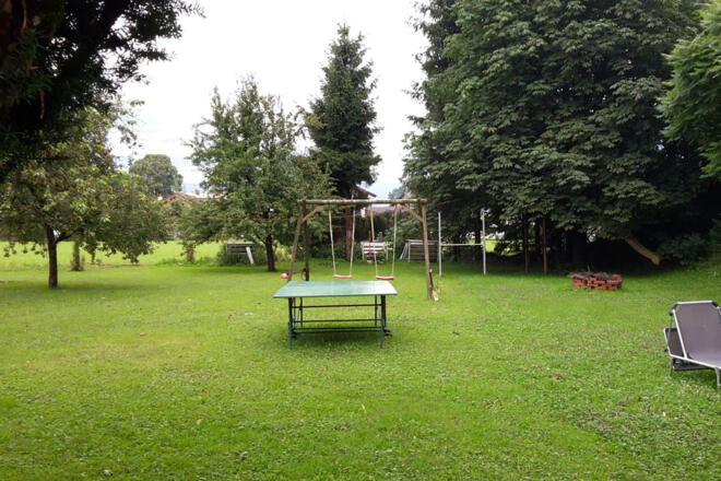 Garten mit Spielplatz