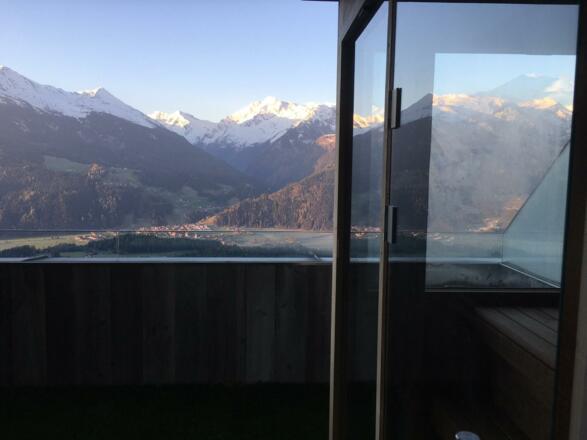 6 Sauna der Bergblick Suite vor dem Panorama der H