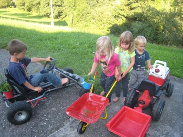 Viele Kinderfahrzeuge