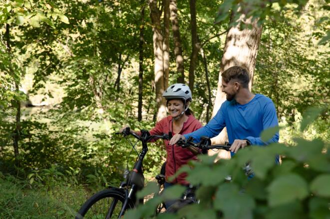 2 Radfaher in der Natur