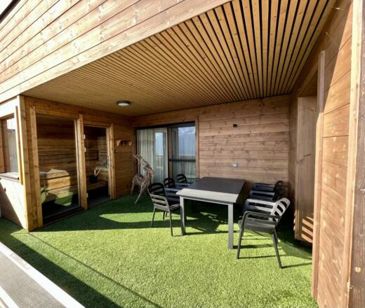 7 Südbalkon mit Panorama-Außensauna