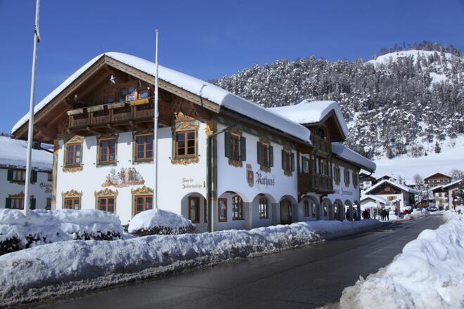 Tourist-Information und Rathaus in Wallgau bei Winter