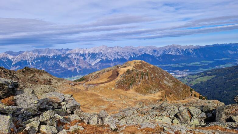 Panoramasteig mit auf das Tulfein Jöchl und Schartenkogel