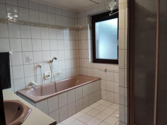 Bad mit Dusche und Badewanne im Obergeschoss