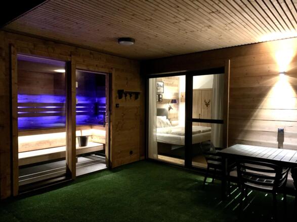 12 Sauna der Bergblick Suite bei Nacht mit Zugang