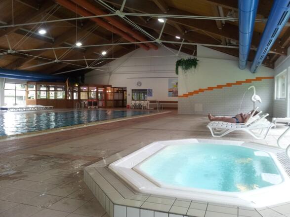 Hallenbad mit Whirlpool und Dampfbad (1 km entfernt)
