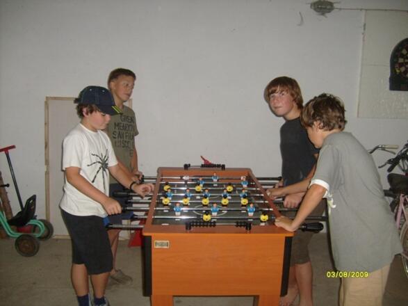 Jugend beim Tischfußball