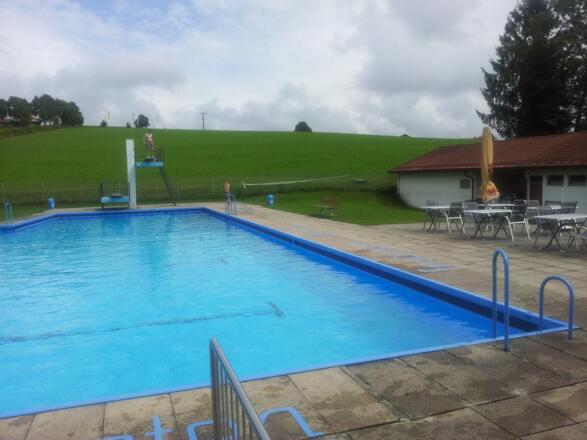 Beheiztes Freibad mit Sprungturm (1 km entfernt)