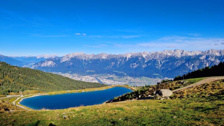 Zirbensee mit Blick auf Innsbruck