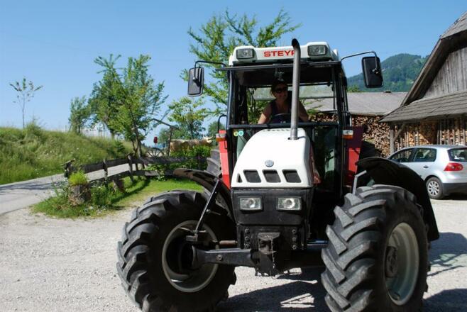 Die Bäuerin am Traktor
