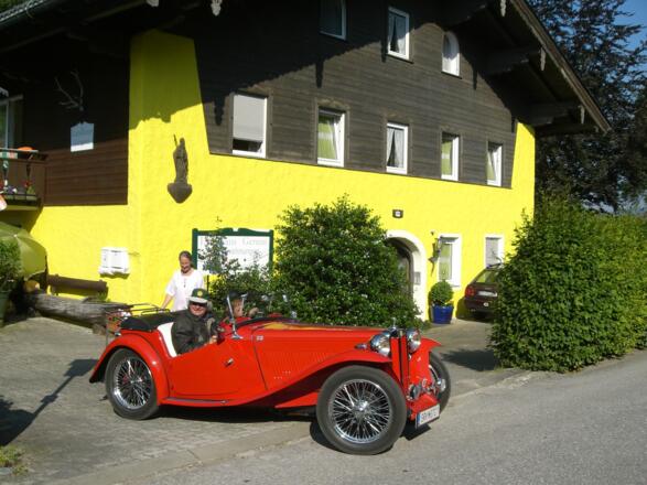 Eingang zum LANDHAUS GERUM mit Oldtimer