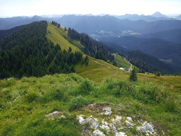 Beim Blick vom Vorderen Kirchstein blitzelt die Stie-Alm hervor.