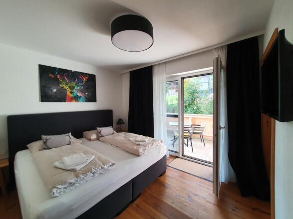 14 Schlafzimmer 2 der Bergblick Suite mit Zugang a