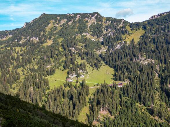 Auf der anderen Seite können wir mittlerweile die Otto-Mayr-Hütte erkennen.