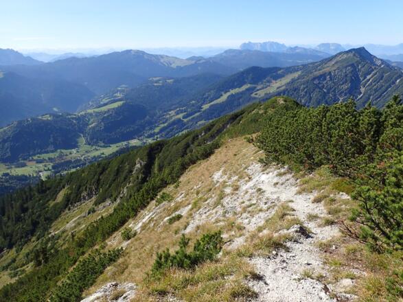 Der Ausblick reicht von den Tauernbergen bis zum Rofangebirge