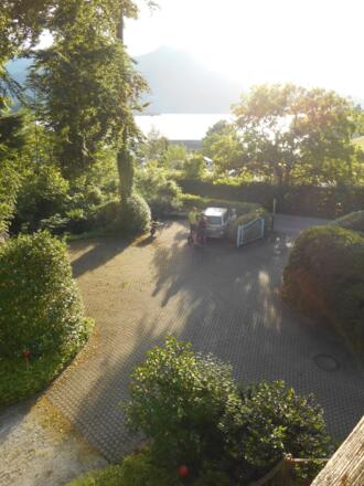 Blick auf Parkplatz im geschützten Innenhof