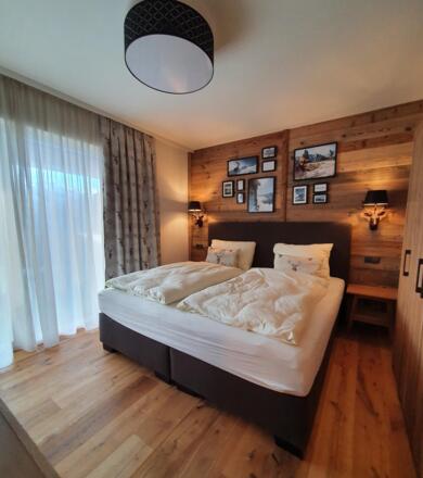 14 Schlafzimmer 2 mit Zugang auf Süd-Balkon