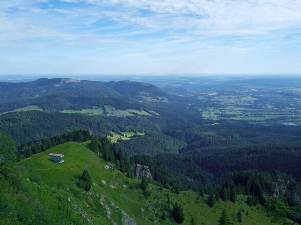 An der  abgelegene Tennenalm vorbei geht es wieder hinab.