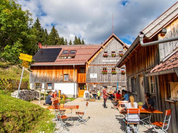 Wir starten unsere Tour an der wunderschön gelegenen Otto-Mayr-Hütte